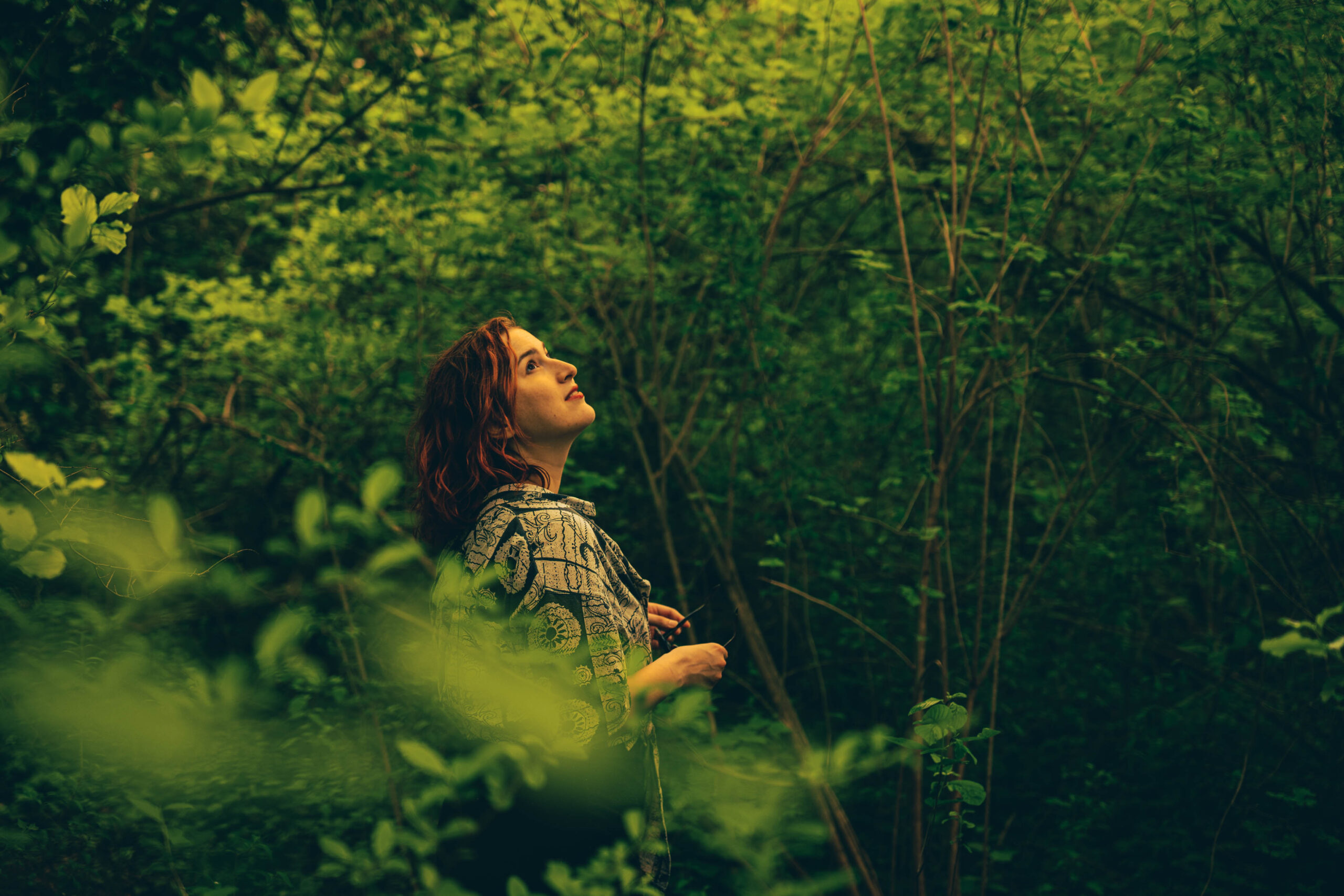 Portrait en forêt lumière dorée à Grenoble – Evan Bianchi photographe Isère